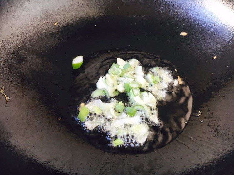 美味早餐 圆白菜鸡蛋炒面,热锅凉油,放入葱花,煸炒出香味。
