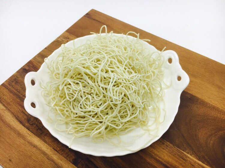 美味早餐 圆白菜鸡蛋炒面,超市有售的细丝炒面(已经蒸熟)。