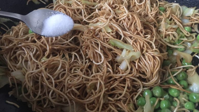 美味早餐 圆白菜鸡蛋炒面,放入熟豌豆,少许的盐,翻炒均匀。