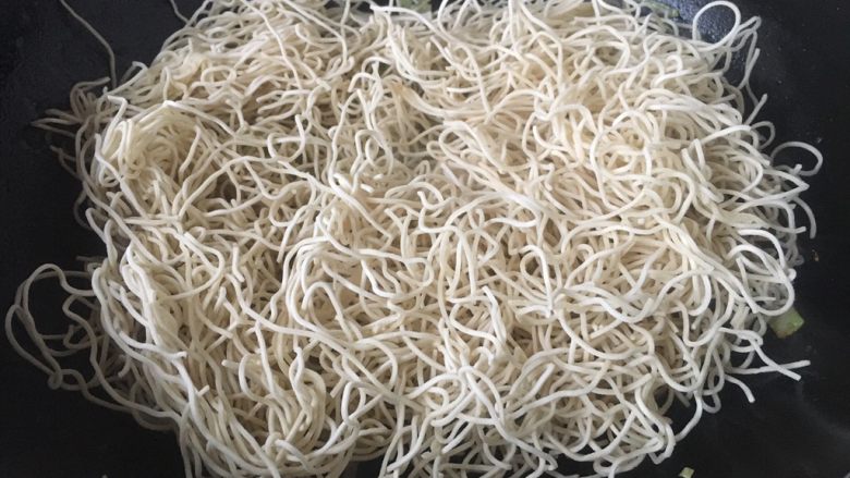 美味早餐 圆白菜鸡蛋炒面,放入蒸熟的面条,盖上锅盖儿焖30秒左右,