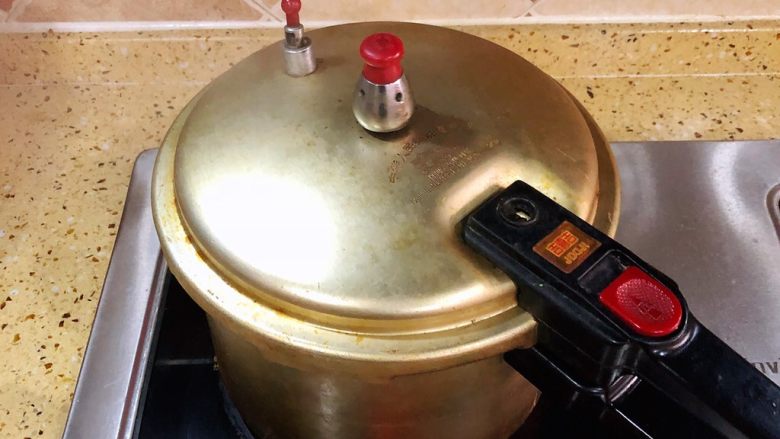 懒人灌汤小笼包,加完所有调料和清水后
用高压锅中火压30分钟左右