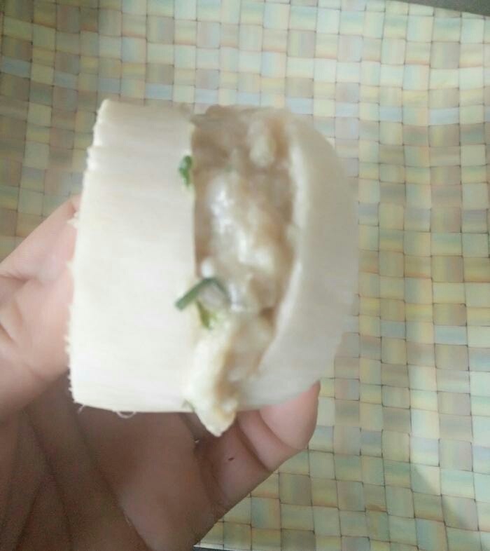 菌菇料理~茄汁杏鲍菇肉肉盒,杏鲍菇切成连刀块,鸡蛋打到肉馅搅拌均匀后塞到杏鲍菇里