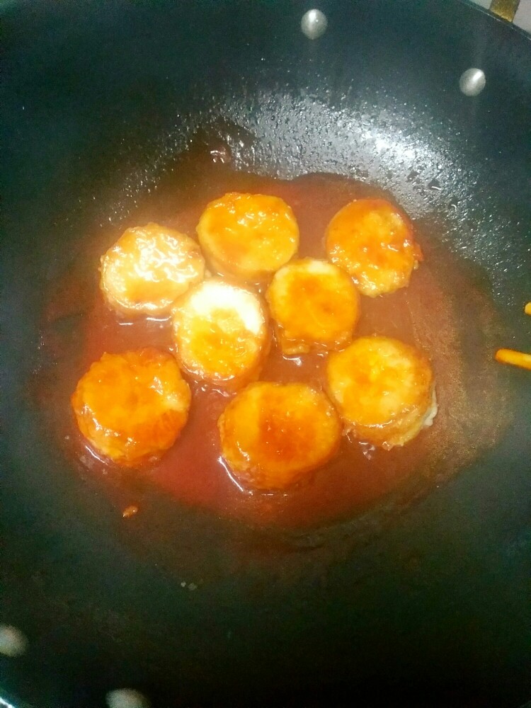 菌菇料理~茄汁杏鲍菇肉肉盒,另起一锅,加少许清水,放番茄酱熬开后放入杏鲍菇