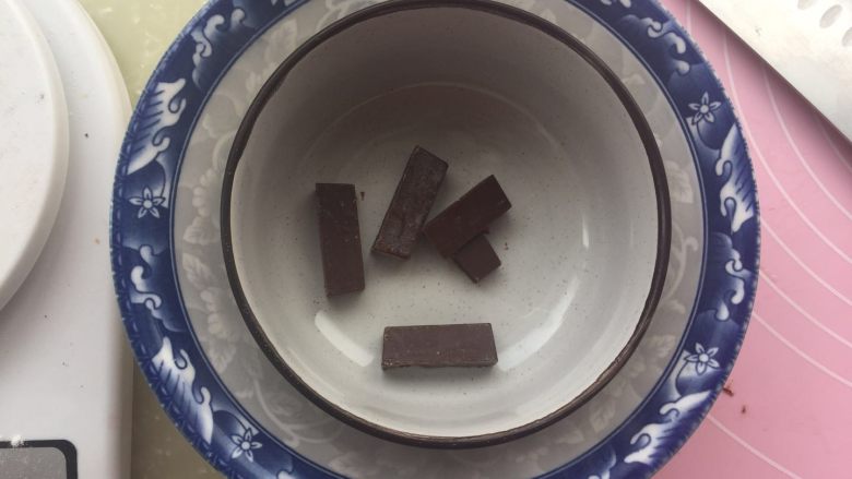 植物油百力滋,准备一个碗加热水
在准备一个小碗放入巧克力
