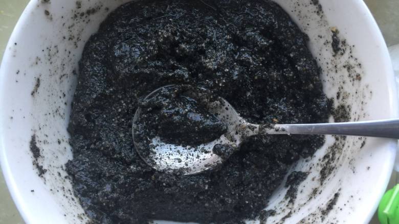 黑芝麻花生汤圆,从破壁机中转到碗里 用勺子翻拌均匀
加入玉米油和<a style='color:red;display:inline-block;' href='/shicai/ 129617'>绵白糖</a> 搅拌均匀