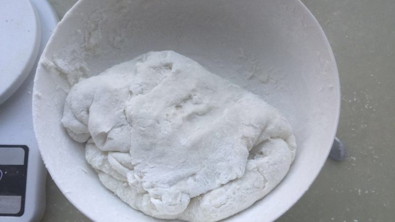 黑芝麻花生汤圆,加入开水揉成面团 这里的水要看着状态加入 最后面团的状态是不能粘手