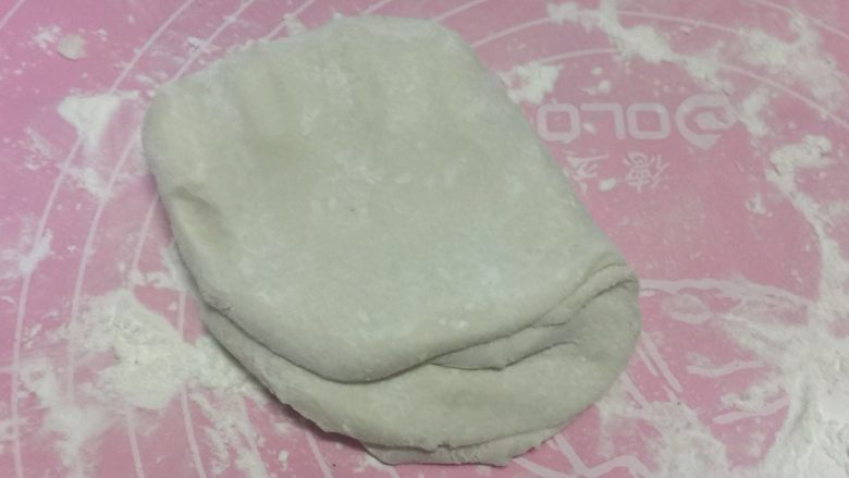 黑芝麻花生汤圆,从碗里拿出来 放在已经撒了糯米粉的面板上揉一揉