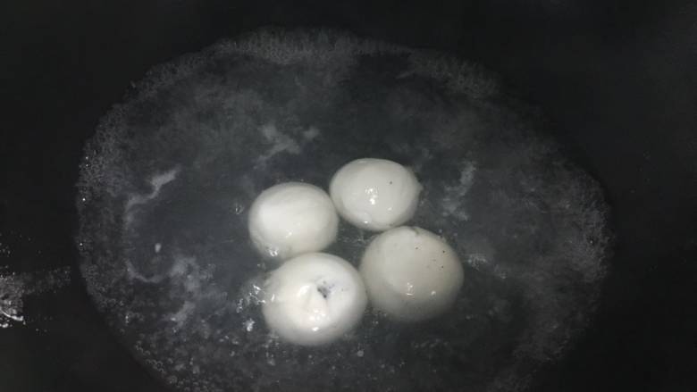 黑芝麻花生汤圆,锅内烧水 水开下入汤圆 用勺子划散 等微微胀大浮起来就是好了