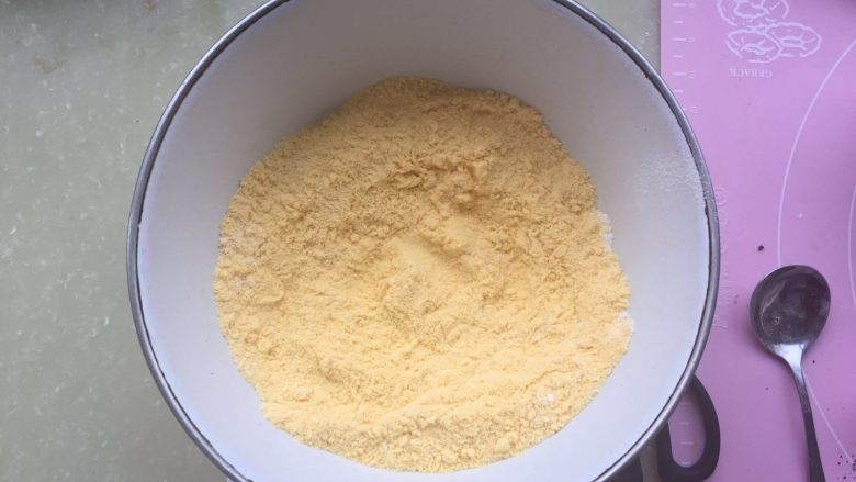 玉米面窝窝头,称量好玉米面