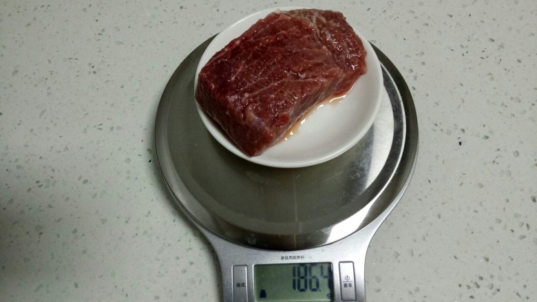 西红柿牛肉韭菜饺子,<a style='color:red;display:inline-block;' href='/shicai/ 216'>牛肉</a>洗净。