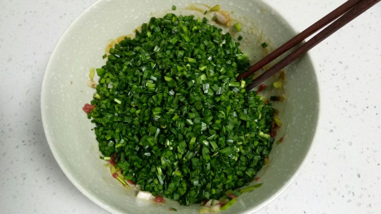 西红柿牛肉韭菜饺子,盛入碗中。