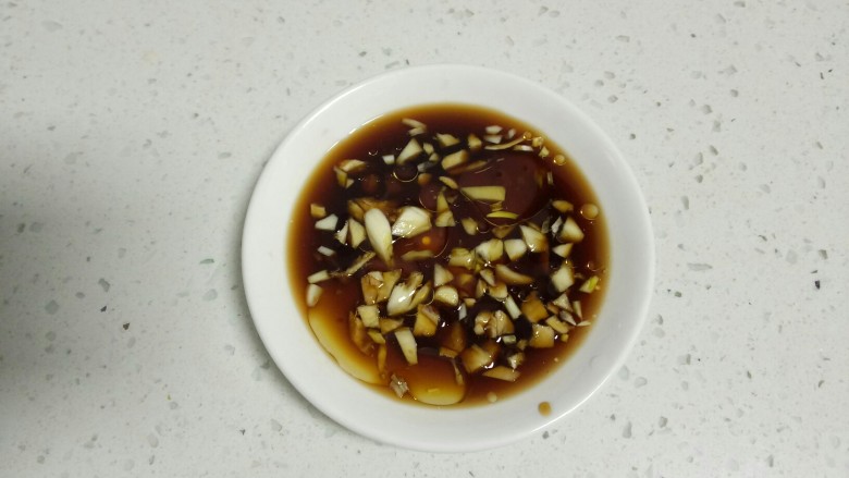 西红柿牛肉韭菜饺子,蒜剁碎，加入适量醋、<a style='color:red;display:inline-block;' href='/shicai/ 847'>香油</a>搅拌均匀。