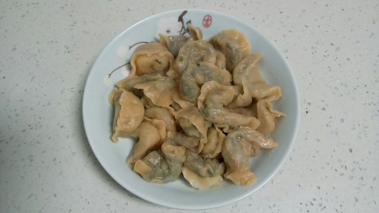 西红柿牛肉韭菜饺子,煮至饺子透明时盛入盘中。