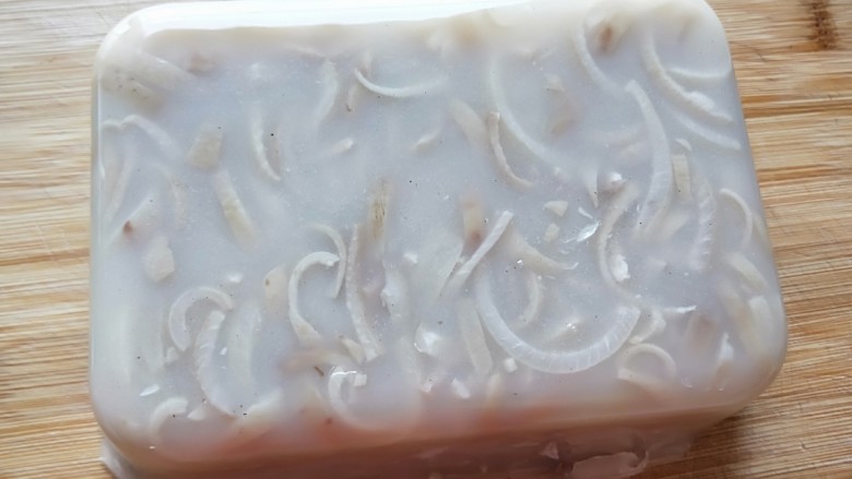 水晶五香猪皮冻,倒不出来,我直接用手拿出来的,很是劲道。