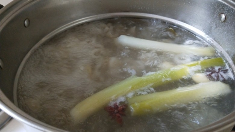 水晶五香猪皮冻,倒入蒸锅中煮,倒入半锅清水,开锅转小火慢慢熬制两至三个小时。汤汁浓稠就可以。