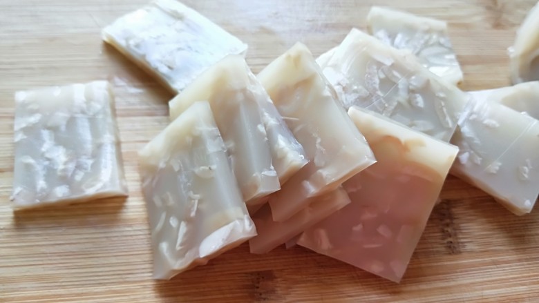 水晶五香猪皮冻,切成小方片,用蒜末,酱油,醋,香油调成汁,沾着汁吃很美味儿的。