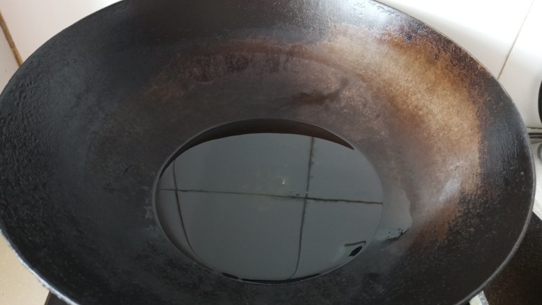 简版避风塘炒虾,热油锅,放入筷子可以起泡时说明温度够了