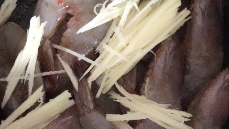 油焖椒麻虾
,去掉虾肠子,切好很细的姜丝,用料酒,生抽,盐,味精,辣椒油少许,腌制15分钟。
