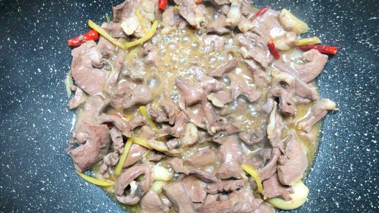 双椒炒猪心,翻炒至酒味挥发,盛到盘里待用