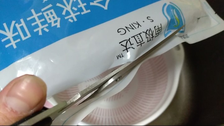 芙蓉鳕鱼锅贴,剪开鳕鱼包装袋,一共两层,这个鳕鱼到达我家时,是冻的很硬的,早晨出去锻炼时,冰箱拿出鳕鱼直接放在常温下解冻,回来时也正好化开了