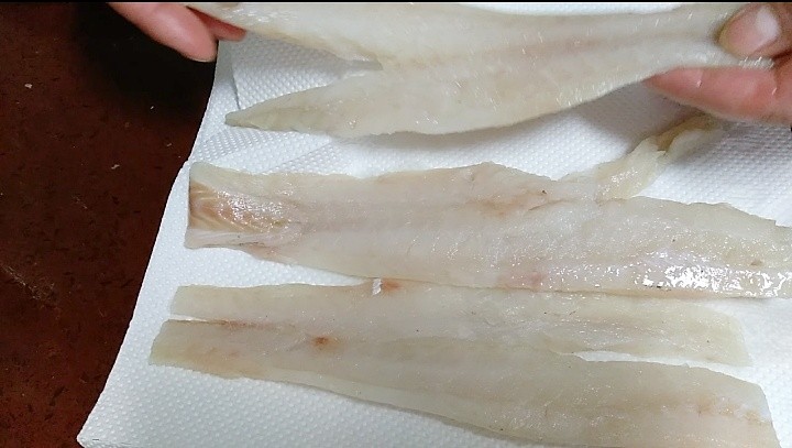 芙蓉鳕鱼锅贴,用厨房纸擦干鳕鱼多余水分