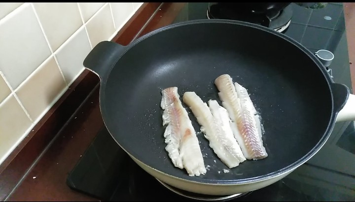 芙蓉鳕鱼锅贴,锅中倒入少许油,八成热时放入鳕鱼煎熟,然后切成小碎块