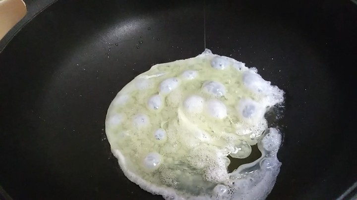 芙蓉鳕鱼锅贴,3个鸡蛋去掉蛋黄,只要蛋清,少许油加热后放入蛋清液翻炒至熟,用筷子搅拌碎一点