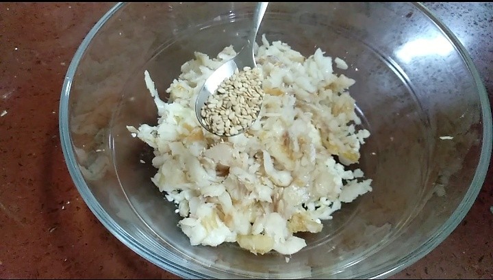 芙蓉鳕鱼锅贴,鳕鱼和蛋清放入一个盆里,放入两小勺<a style='color:red;display:inline-block;' href='/shicai/ 141765'>熟芝麻</a>