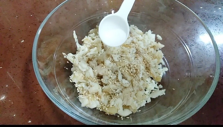 芙蓉鳕鱼锅贴,加入少许盐,搅拌均匀