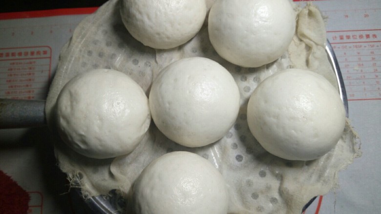 红豆包,待二次发酵好后,冷水下锅,大火蒸15分钟,关火后再闷5分钟。