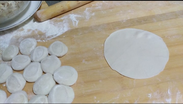 芙蓉鳕鱼锅贴,用的面团是前一晚剩下的,揉几下后搓成长条,切成饺子大小的剂子,擀成比饺子皮还要薄皮。