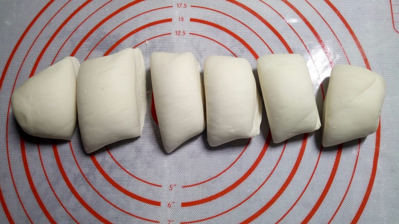 红豆包,将面团揉成条状,分割成六等份。