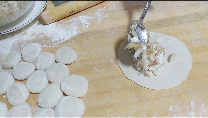 芙蓉鳕鱼锅贴,放入适量的鳕鱼馅,不要包太多,否则不好包起来