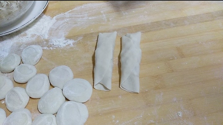 芙蓉鳕鱼锅贴,然后卷起来成锅贴状