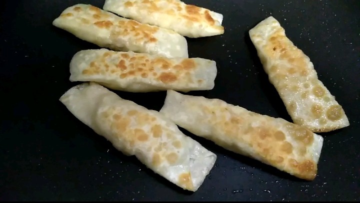 芙蓉鳕鱼锅贴,一面定型后再翻另一面煎,此刻已经闻到了香味……