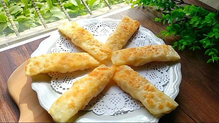 芙蓉鳕鱼锅贴,我给它起了个好听的名字!叫:芙蓉鳕鱼锅贴,这个馅是熟的,所以皮也是很快熟,不需要煎太久!美味的锅贴就完成了!欢迎品尝。