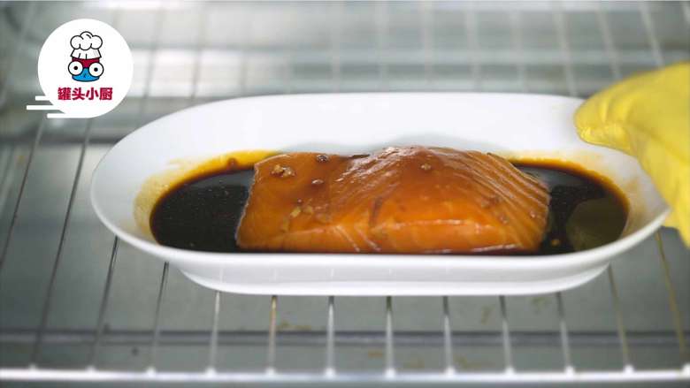 烤箱版红烧鱼盖饭,腌好的三文鱼连同酱汁一起放入预热好200℃的烤箱,烤制20分钟