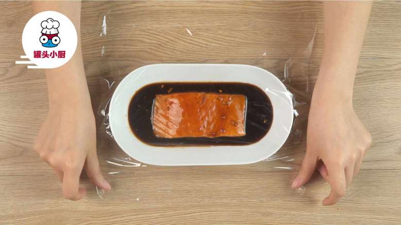 烤箱版红烧鱼盖饭,三文鱼块300g淋上酱汁抹匀,盖上保鲜膜,放入冰箱冷藏腌制2小时