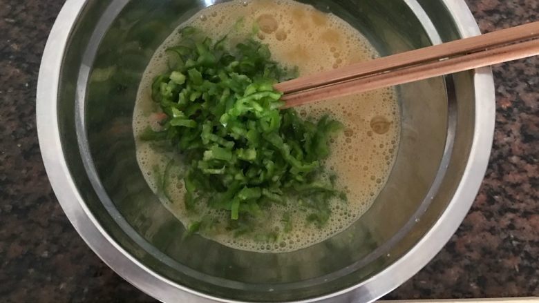 大葱辣椒炒鸡蛋,放入鸡蛋液内