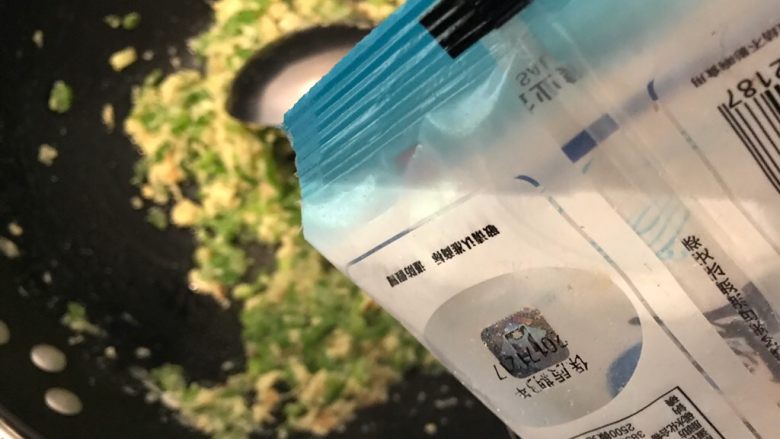 大葱辣椒炒鸡蛋,待鸡蛋液差不多凝固结块时,加少许细盐
