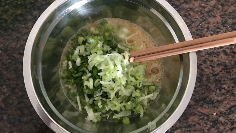 大葱辣椒炒鸡蛋,也一起放入鸡蛋液内