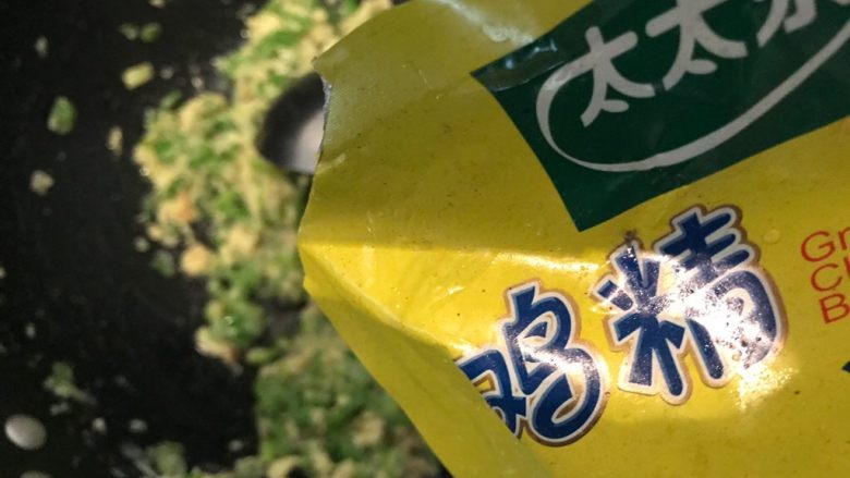 大葱辣椒炒鸡蛋,加一丢丢鸡精,翻炒均匀,即可