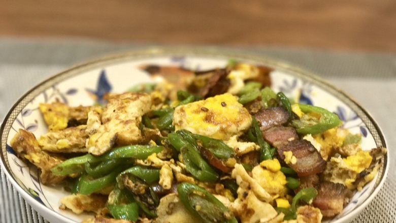 青椒腊肉炒荷包蛋