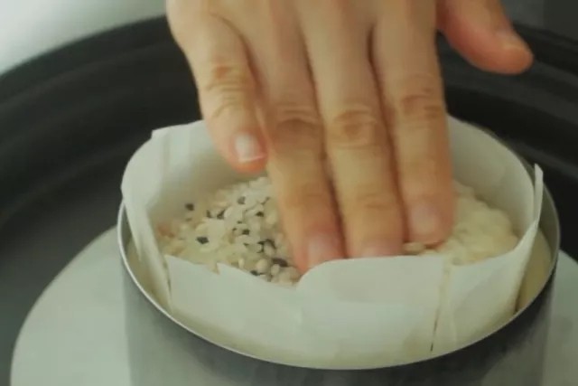 流心芝士挞,倒满烘焙石或杂粮米于饼干挞之上,造成压力,同样也是为了防止起泡