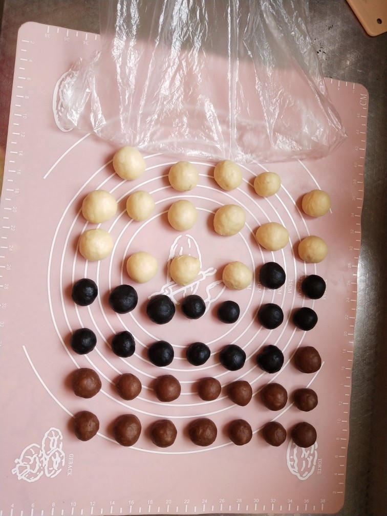 豹纹吐司,松弛好后将所有颜色面团都分成15分,不用称重,大致一样就可以随意些,是每种颜色都分成15个继续松弛15分钟