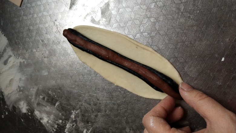 豹纹吐司,取原味面团同样手法擀开,这回要擀宽一些,包住花纹的面团
