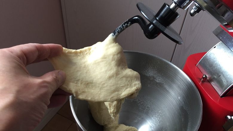 奶香老式面包,检查面团硬湿度,已经可以出膜了。