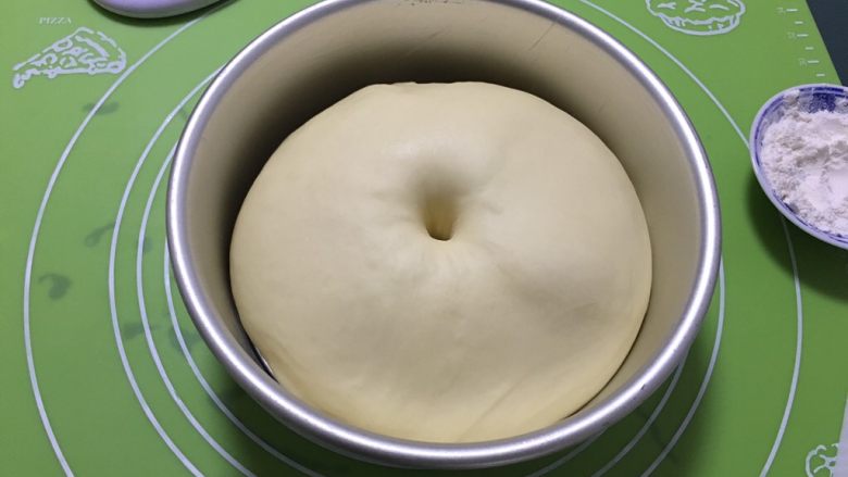 奶香老式面包,拿出用手指戳一下不反弹,就证明发酵成功。