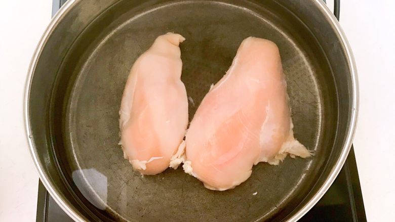 香辣鸡丝,锅里加入冷水,放入鸡胸肉,烧开后焯水3分钟