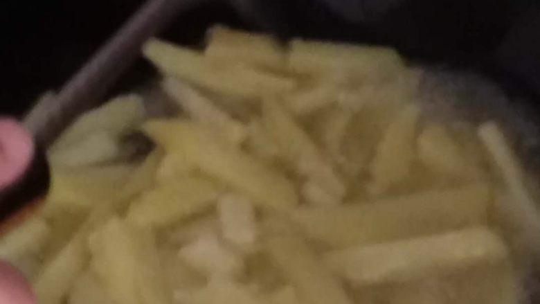 炸署条,尽量不要翻,多让油炸一会